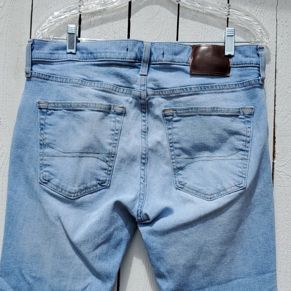 Hollister Jean - Picture 6 of 7